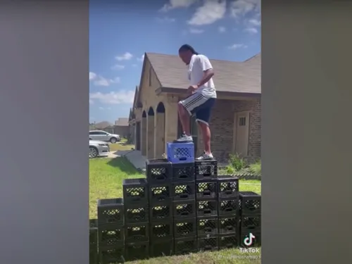 Milk Crate Challenge : le nouveau défi dangereux de Tik Tok (Vidéo)